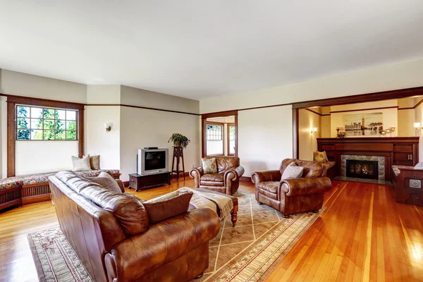 Ruang keluarga dan ruang duduk dengan perapian di rumah mewah tua — Stok Foto
