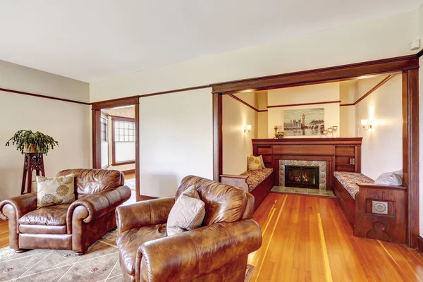 Coin salon avec cheminée dans une ancienne maison de luxe — Photo