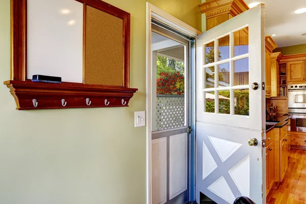 Dubbeldörr i kök rum med utgång till trädgård — Stockfoto
