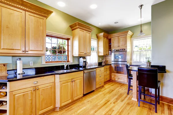 Light tones kitchen cabinets and small table with chairs — Stock Photo, Image