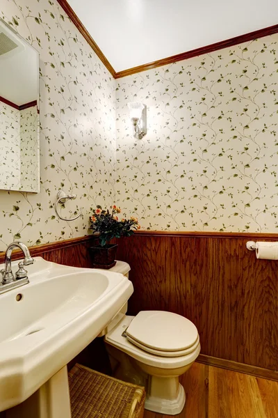 Salle de bain avec garniture en bois et papier peint — Photo