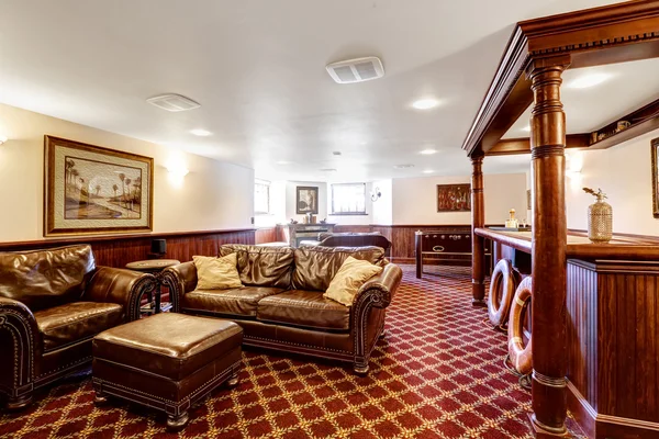 Chambre familiale de luxe avec bar et mobilier en cuir riche — Photo