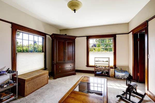 Pokój z drewnianą szafę i wikliny w klatce piersiowej — Zdjęcie stockowe