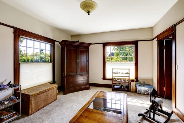 Chambre avec armoire en bois et coffre en osier — Photo