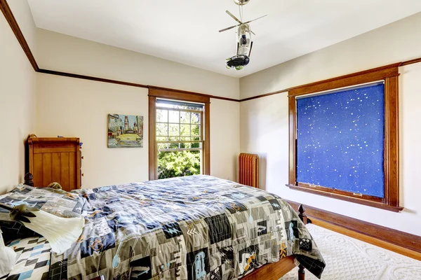 Schlafzimmer mit himmelblauem Vorhang — Stockfoto