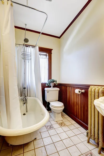 Salle de bain avec baignoire rideau enveloppant blanc — Photo