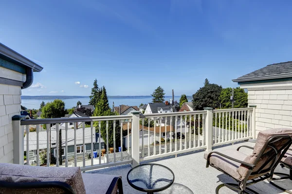 Terrasse confortable donnant sur la baie pittoresque vue — Photo