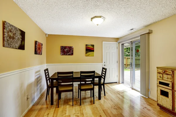 Dining room with exit to backyard patio area — Stock Photo, Image