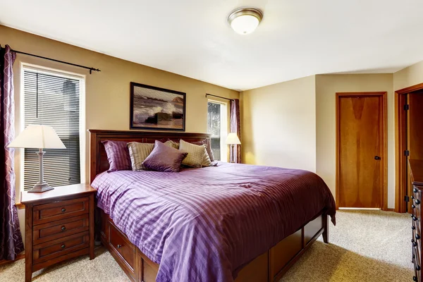 Mobília de quarto de luxo com roupa de cama roxa brilhante — Fotografia de Stock