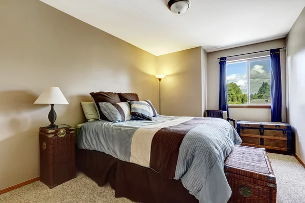 Intérieur de la chambre avec osier et coffres anciens — Photo