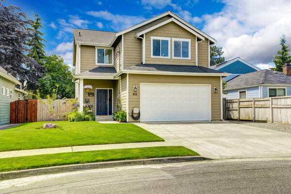 Двухэтажный дом с палисадником
