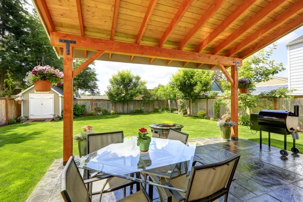 Ensemble de patio avec table et chaises en verre — Photo