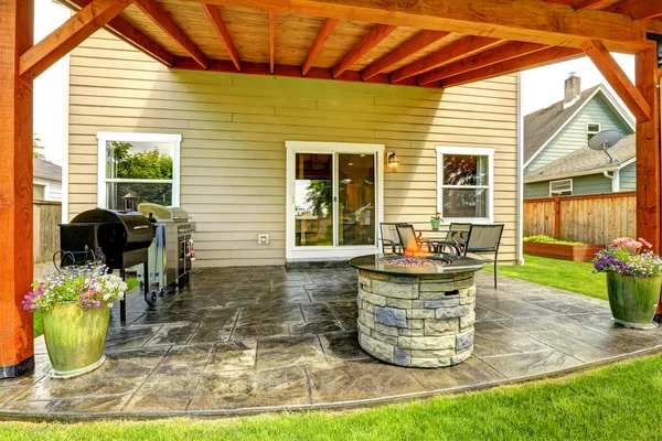 Patio area with tile floor and stone trimmed fire pit — Stock Photo, Image