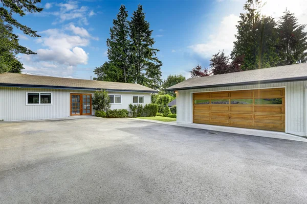 Guest house esterno e garage con vialetto — Foto Stock