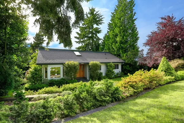 Casa con atractivo hermoso bordillo — Foto de Stock