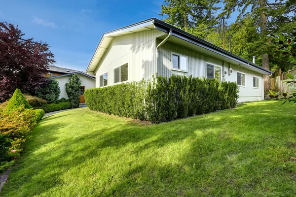 Casa con atractivo en la acera . —  Fotos de Stock