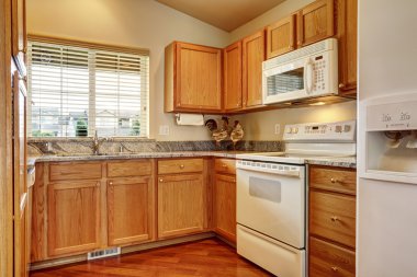 beyaz eşya ile küçük bir mutfak alanı