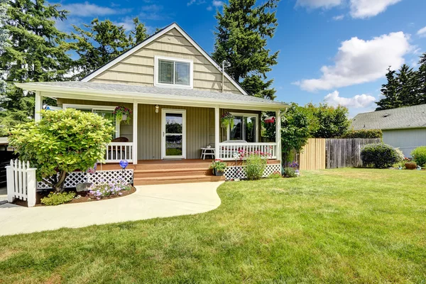 Casa con acogedor porche de entrada — Foto de Stock