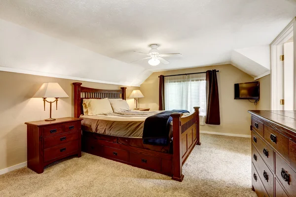 Interiér ložnice s bohatým dřevěným nábytkem — Stock fotografie