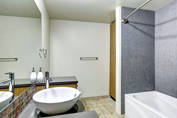 Beyaz gemi lavabo ile kabine. banyo iç — Stok fotoğraf