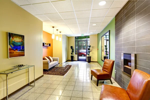 Moderne kleurrijke foyer. residentieel gebouw. — Stockfoto