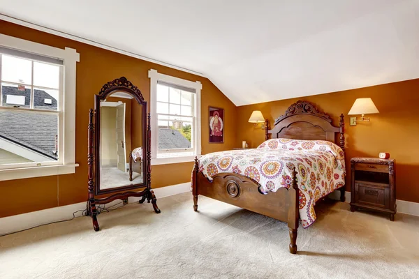 Bruin slaapkamer met gesneden houten meubilair — Stockfoto