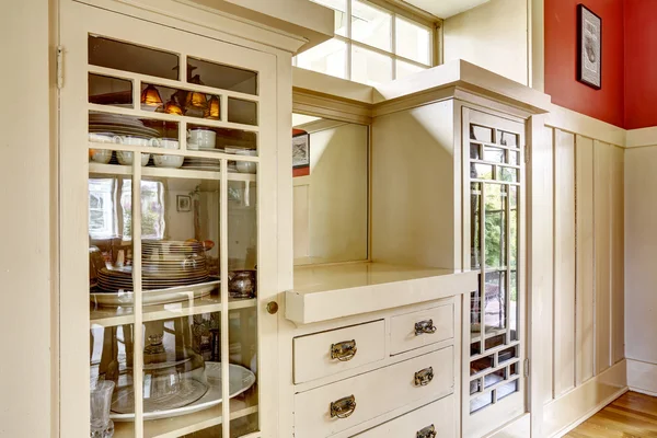 Combinaison de rangement antique avec portes et tiroirs en verre — Photo