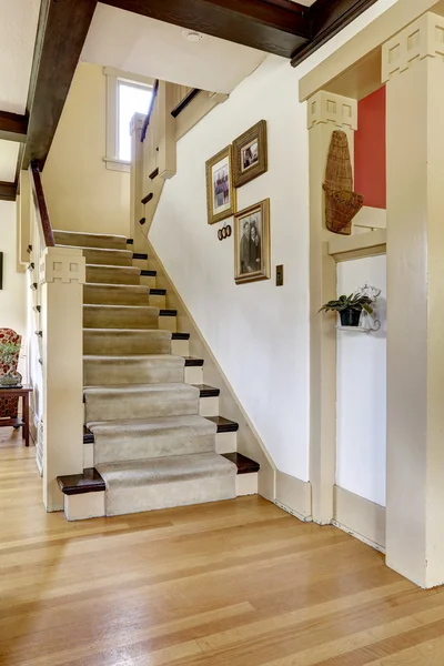 Hall avec escalier dans la vieille maison américaine — Photo