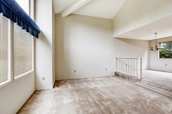 Empy house interior with high vaulted ceiling and carpet floor — Stock Photo, Image