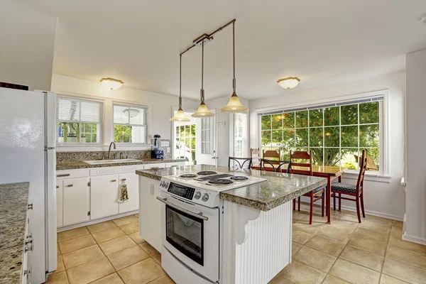 Luminoso bianco moderno interno cucina con isola e zona pranzo — Foto Stock