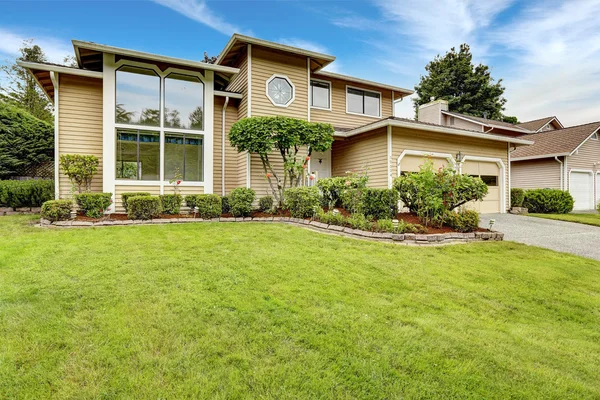 Casa exterior con gran ventana y patio delantero diseño de paisaje — Foto de Stock