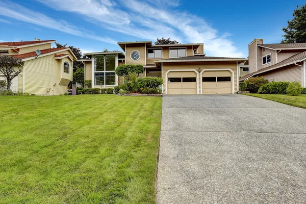 House exterior with large window. Garage and spacious driveway — Stock Photo, Image