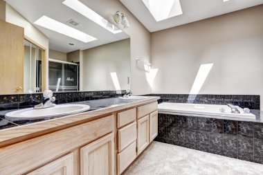 banyo granit fayans döşeme ve çatı penceresi