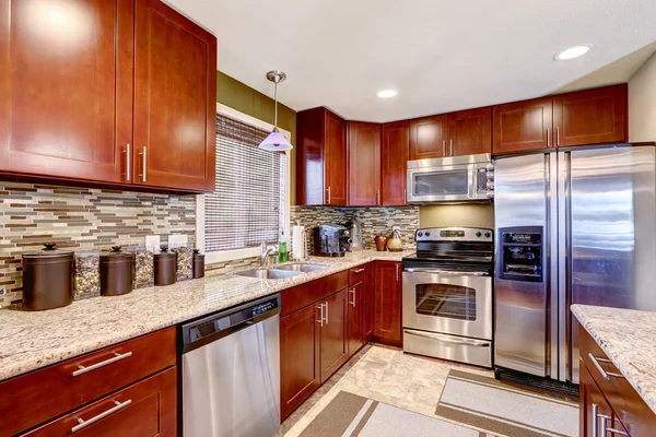 Interior de la cocina moderna con mosaico posterior salpicadura y granito — Foto de Stock