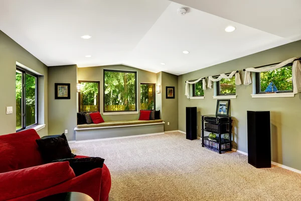 Wohnzimmer in grüner Farbe mit Sitzbank — Stockfoto
