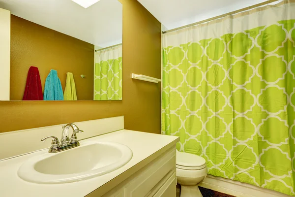 Bagno con tenda verde neon — Foto Stock