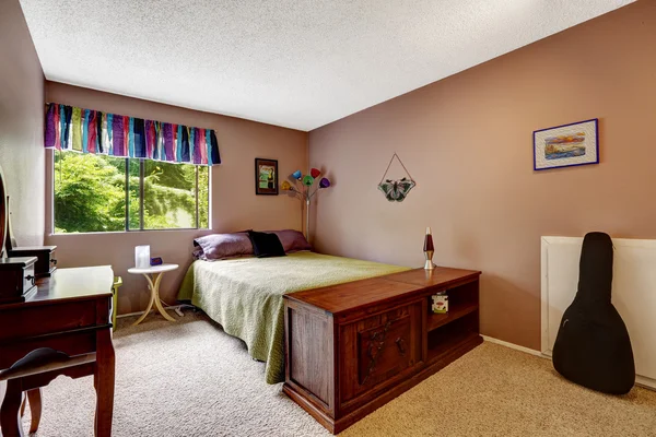 Dormitorio en materia de color malva con elementos de colores — Foto de Stock