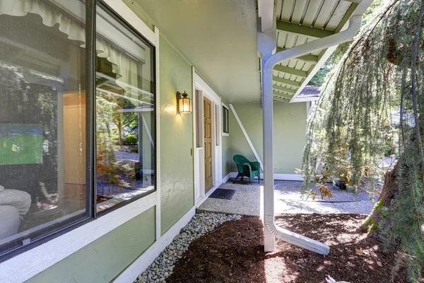 Porche de entrada de casa verde — Foto de Stock