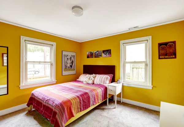 Chambre à coucher jaune vif intérieur — Photo