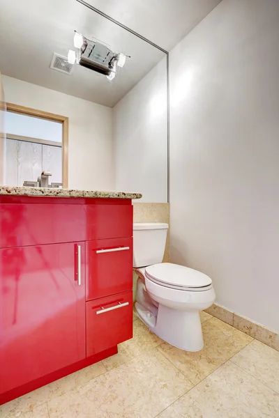 Red bathroom vanity cabinet with granite top and large mirror — Stock Photo, Image