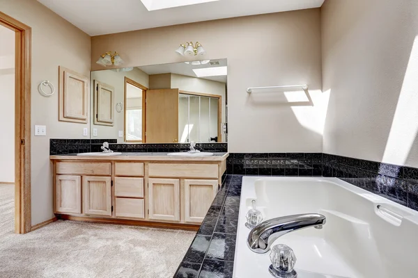 Bathroom with black granite tile trim — Stock Photo, Image