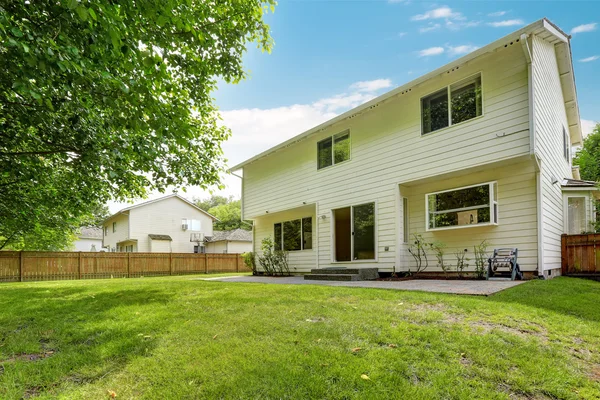 Casa con gran área de patio trasero — Foto de Stock