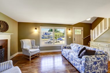 oturma odasında şömine ve antika sandalyeler ile