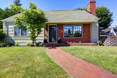 Amerikan ev dış tuğla ve fıçı tahtası siding trim ile