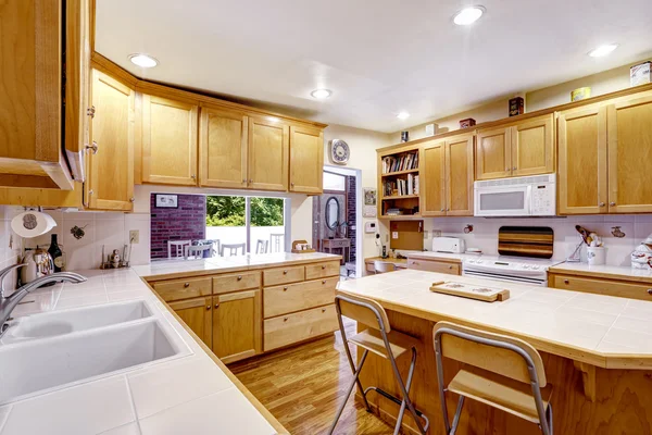 Sala de cozinha com combinação de armazenamento de madeira — Fotografia de Stock