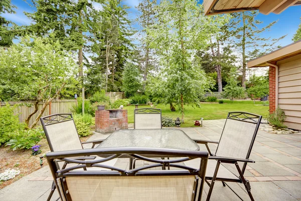 Grev veranda ile beton karo zemin ve masa koymak — Stok fotoğraf