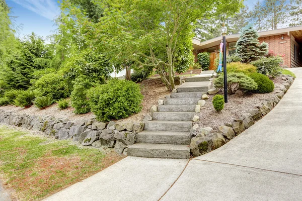 House with beautiful curb appeal — Stock Photo, Image