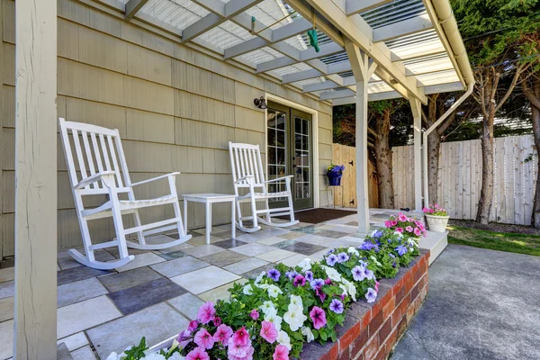 Begehbarer Terrassenbereich mit weißen Schaukelstühlen — Stockfoto