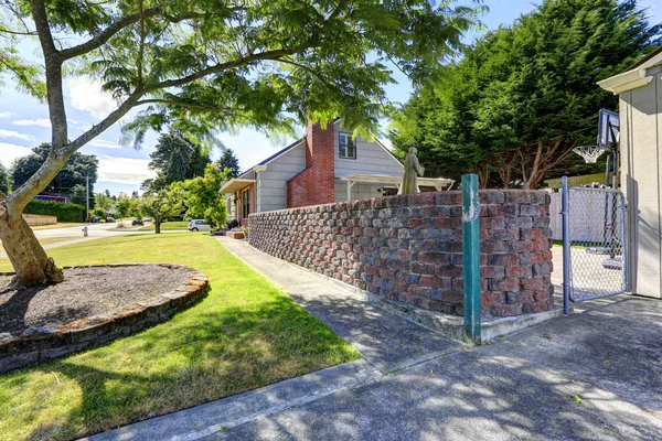 Hinterhof mit Steinmauer — Stockfoto