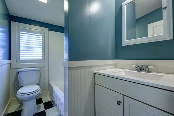 Intérieur de salle de bain bleu et blanc . — Photo